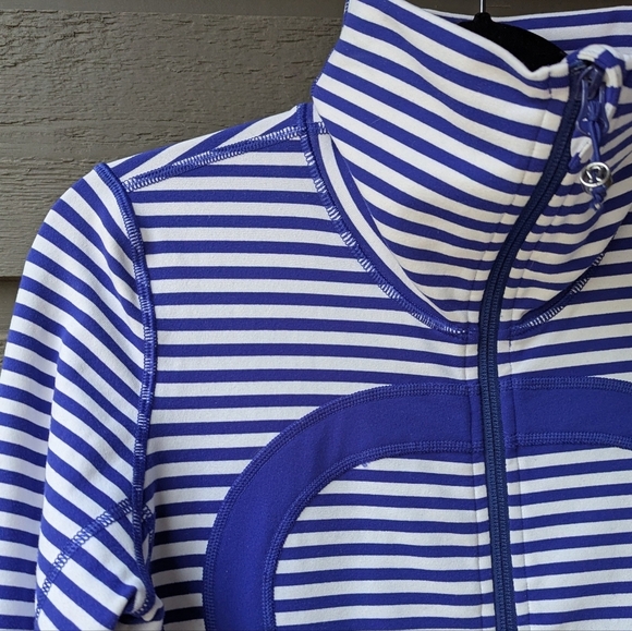Lululemon In Stride Jacket Pigment Blue White Narrow Bold Stripe Size 6 - Picture 2 of 9
